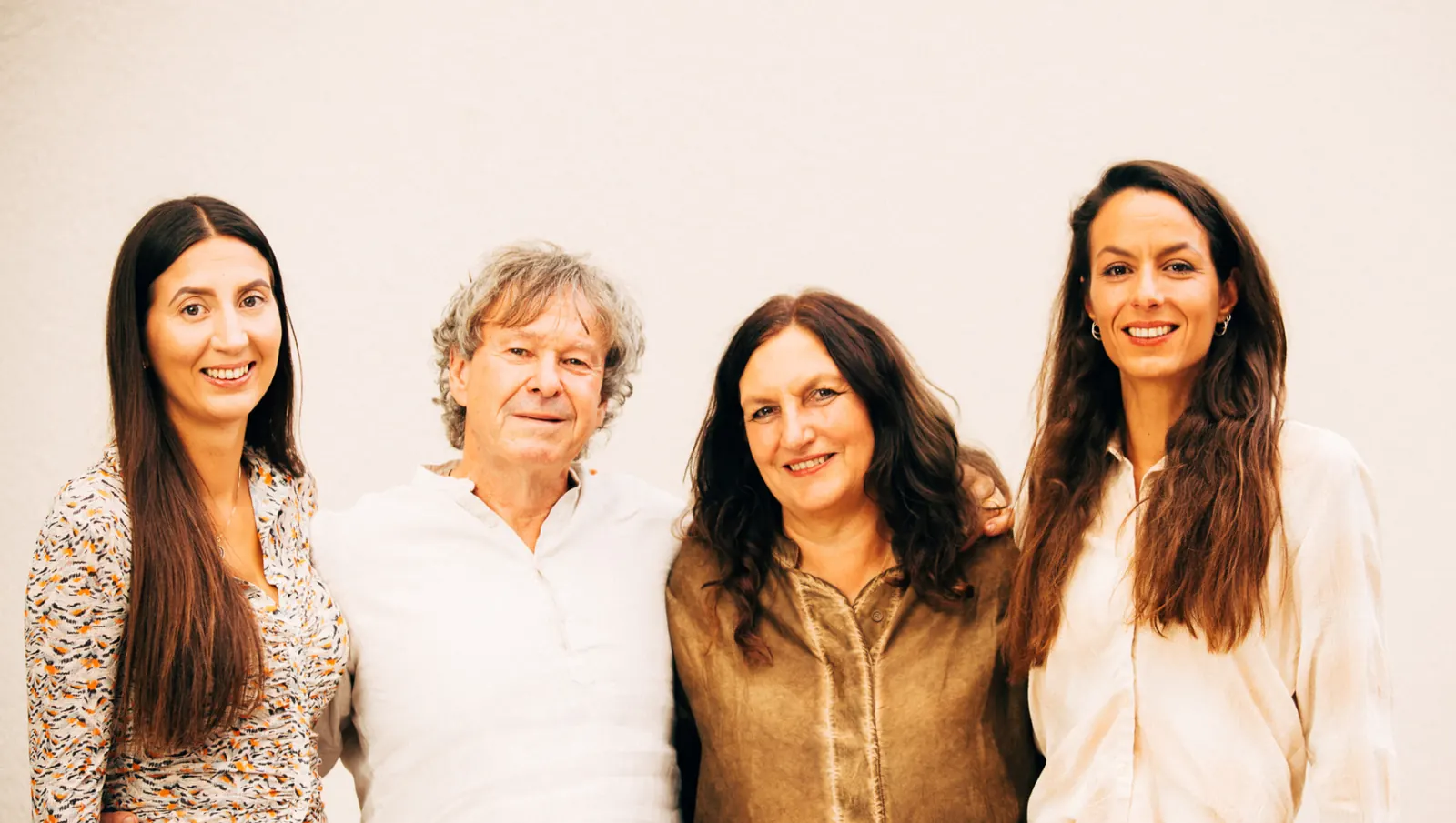 Lutz und Claudia Kruger, Inhaber des Rückgrat Donaueschingen, mit ihren Töchtern Anna Hahnel (links) und Lara Beltran (rechts)